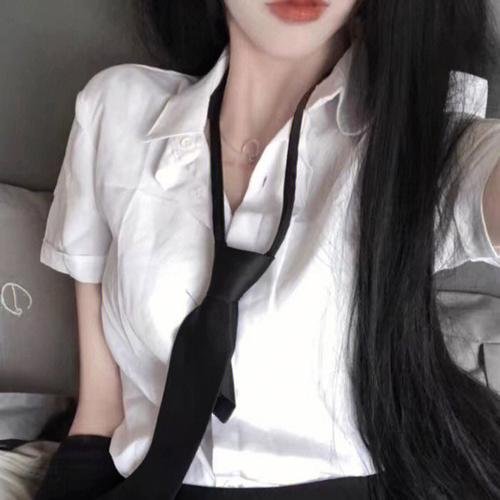 非妈妈白书海报